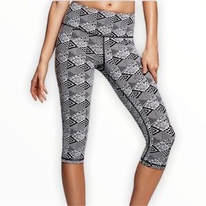 Victoria's Secret Knockout VSX Sport Printed Capri Leggings Small